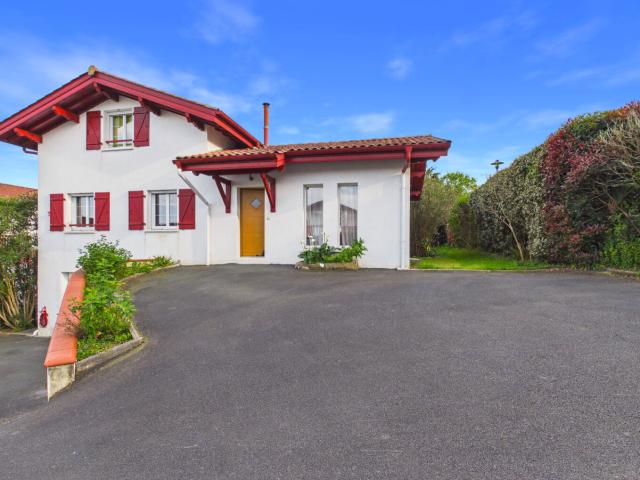 LARRESSORE Maison familiale 4 chambres avec piscine et garage