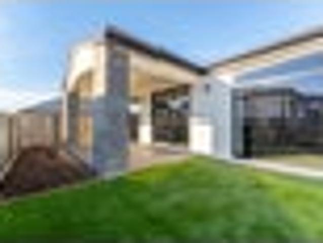Last Chance to Own This Exquisit Townhouse!