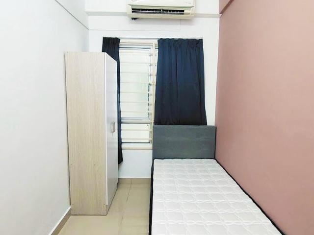 Last room 5mins walk to MRT KD covered walkway, 5mins to Segi uni, 1 Station to DataranSunway, 3 Station to 1Utama