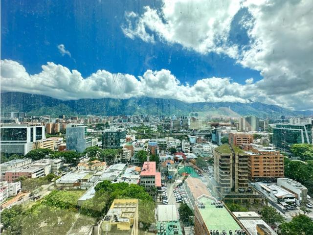 LAS MERCEDES. VENDO OFICINA 65M2, OBRA GRIS Y CON VISTA AL AVILA