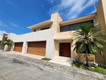 Las Palmas, Casa en VENTA de 3 recámaras, estudio y amplio jardín con alberca