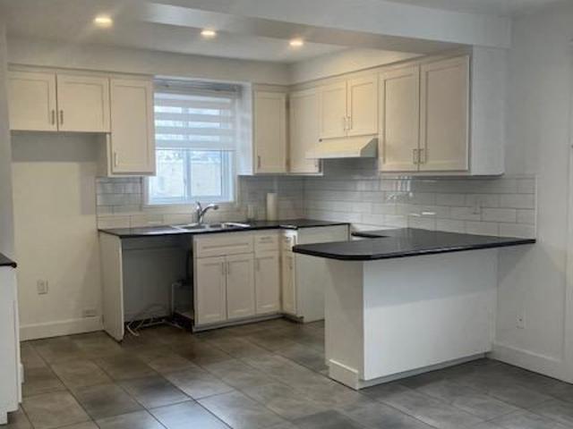 LaSalle Superbe 5 1/2 haut de duplex à louer Chauffage électrique inclus Disponible maintenant
