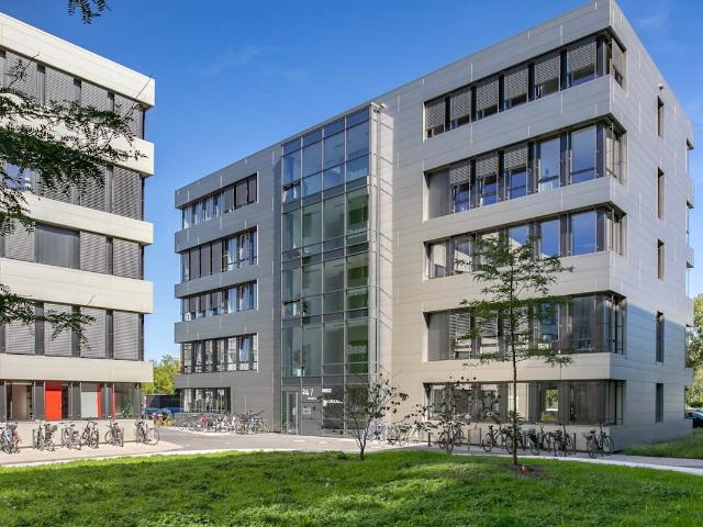 Lassen Sie sich von einem ultramodernen Gebäude und einem pulsierenden Büro inspirieren