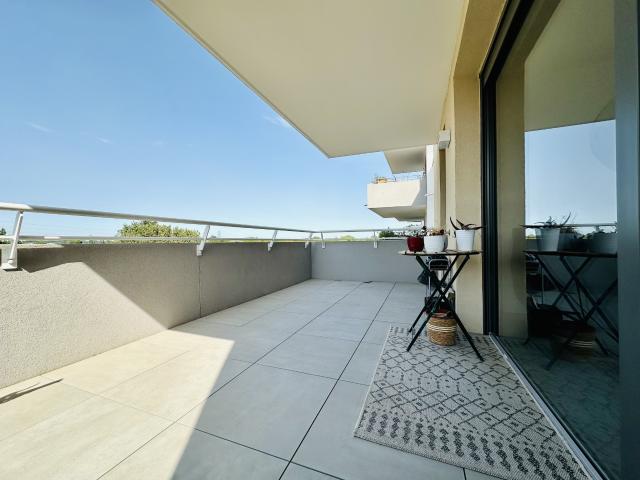LATTES LUMINEUX T2 DE 42M2 TERRASSE, DOUBLE PARKING, IMMEUBLE DE HAUT STANDING A 50M DU TRAM ET COMMERCES