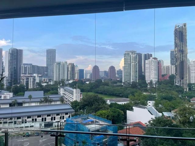 Latitude D10, Condominium