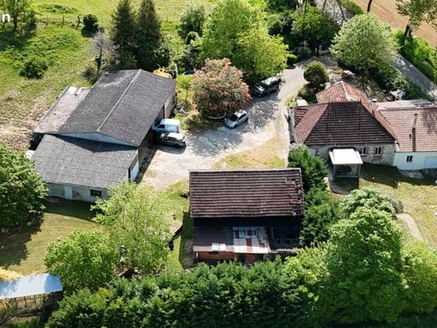 LAUZERTE – Maison ancienne rénovée avec dépendances, terrain de 1,8 hectare et double habitation possible