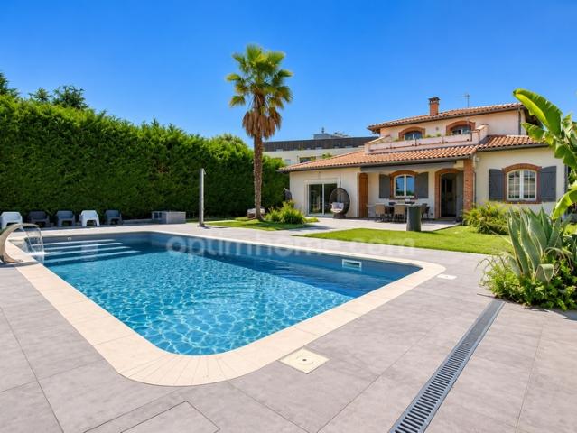 LAUNAGUET – SUPERBE MAISON FAMILIALE DE 170 m² AVEC PISCINE SUR TERRAIN DE 1 357 m²
