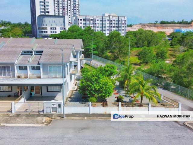 LaureL @ Laman View
