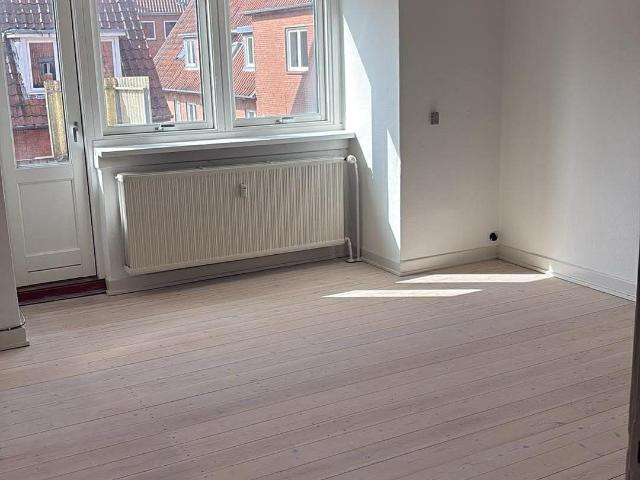 Lav Energi Nybygget lejlighed med egen sydvest vendt altan, 2 vær. Plus hems, bygget til kip god Placering i Odense M