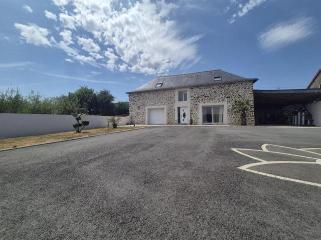 LAVAL MAISON EN PIERRE DE 168 M2 ENTIEREMENT RENOVEE 4 CHAMBRES