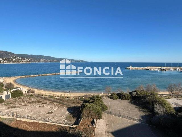 LAVANDOU VUE MER 180° FRONT DE MER PLAGE DU GOURON