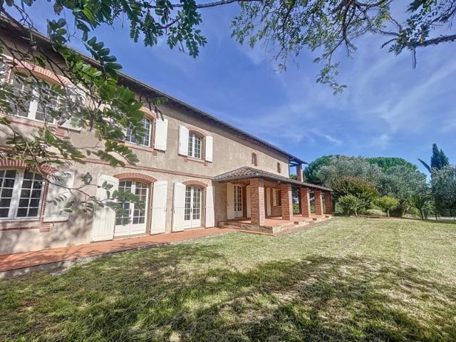 LAVAUR VERFEIL belle propriété dans parc arboré 525 m2
