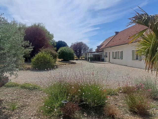LE THOULT TROSNAY 51 à vendre superbe corps de ferme restauré sur un terrain clos de plus de 8600 m2 avec étang