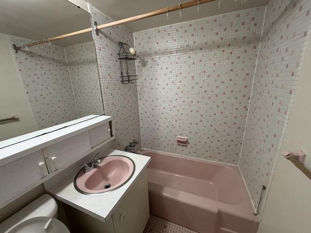 Le Versailles 1 Bedroom Apartment for Rent at 27 Henderson Ave, Ottawa, ON K1N 7P3 Sandy Hill