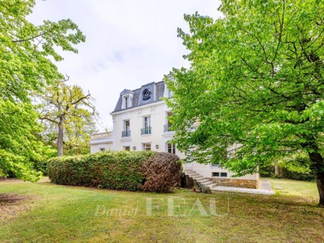 LE VESINET Maison de caractère dans un écrin de verdure