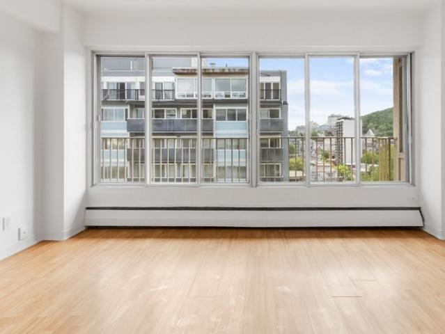 Le Barcelona Square McGill