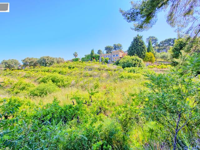 LE BEAUSSET, incroyable propriété en pierre de 250m2 sur plus d'1.5 hectares de terrain vue mer