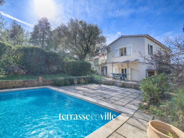 LE BEAUSSET MAISON FAMILIALE VUE DOMINANTE PISCINE GARAGE AU CALME