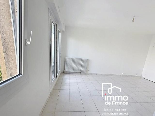 Le Bourget Centre Studio rénové, dernier étage avec balcon 29.93 m2