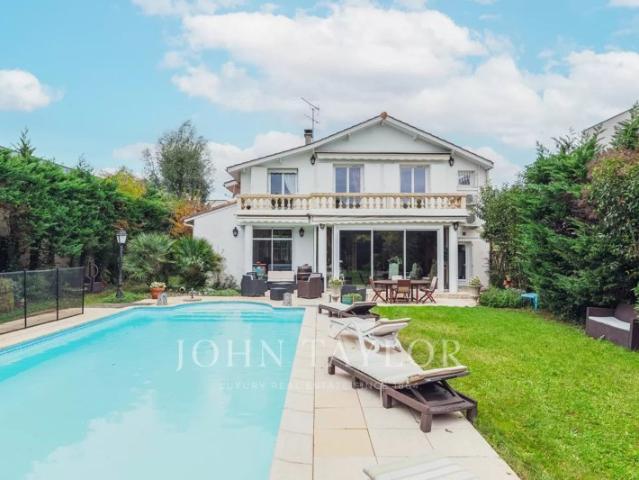LE BOUSCAT MAISON FAMILIALE JARDIN PISCINE JOHN TAYLOR