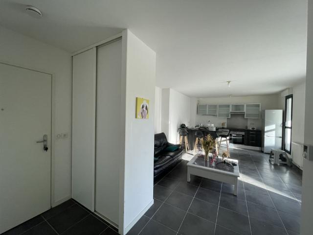 LE BOUSCAT CENTRE: APPARTEMENT DE TYPE 3 MEUBLE AVEC TERRASSE ET PARKING DANS RESIDENCE SECURISEE DE HAUT STA