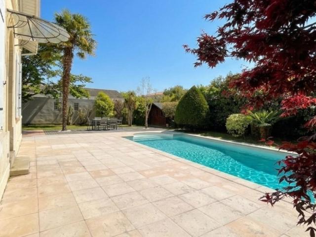 LE BOUSCAT Très belle maison spacieuse avec piscine
