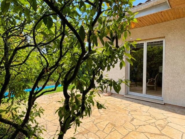 LE BOUSCAT TRES BELLE MAISON 70' DE PLAIN PIED AVEC GRAND JARDIN ET PISCINE