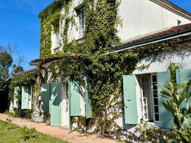 LE BOUSCAT/EYSYNES SUPERBE MAISON DE CARACTERE AVEC GRAND JARDIN
