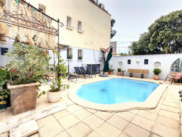 Le Brusc villa avec piscine 5 ch et 2 studios