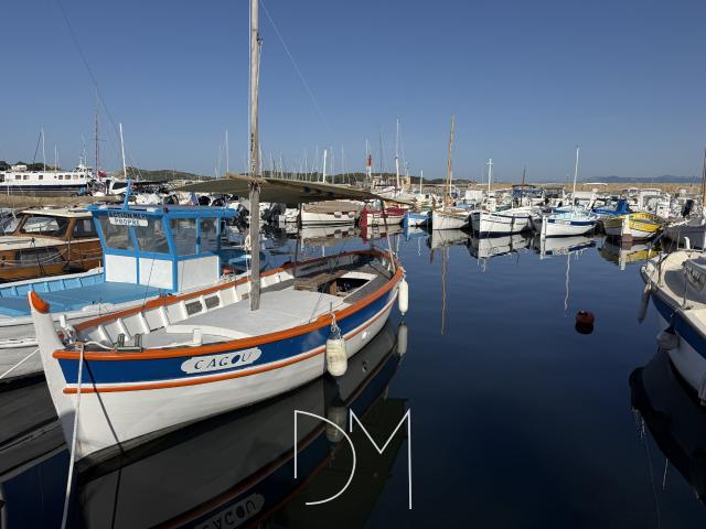 Le Brusc Aux portes du Gaou Quartier résidentiel Belle propriété atypique Vue mer et plages à pied