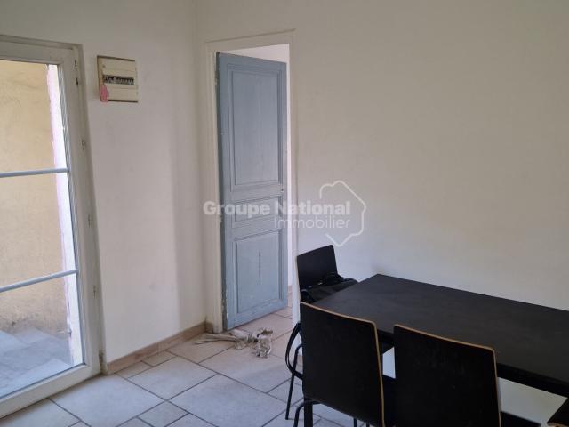 LE CANET Rue Paul Longe T1 rénové en RdC 26m2 1 cuisine 1 chambre Calme Hono ag. 300E loyer/M HC 350E+.