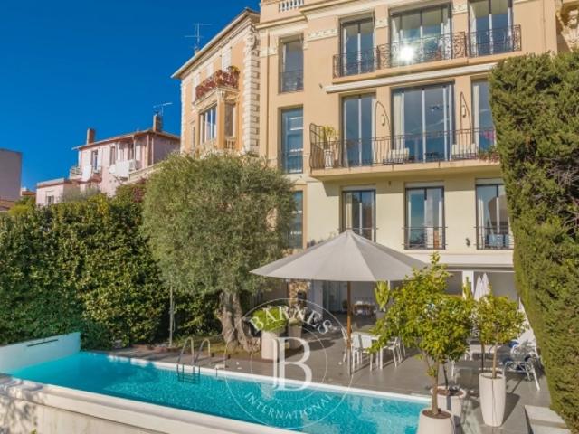 LE CANNET HÔTEL PARTICULIER AU CŒUR DU QUARTIER RÉSIDENTIEL