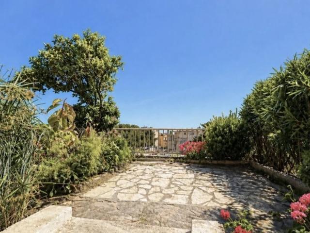 LE CANNET MAIRIE / 2 PIECES A RENOVER TERRASSE POSSIBILITE GARAGE