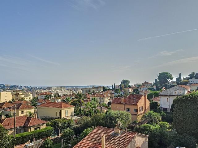 Le Cannet secteur Europe à vendre 2 pièces vue dégagée jusqu. 52m² Le Cannet