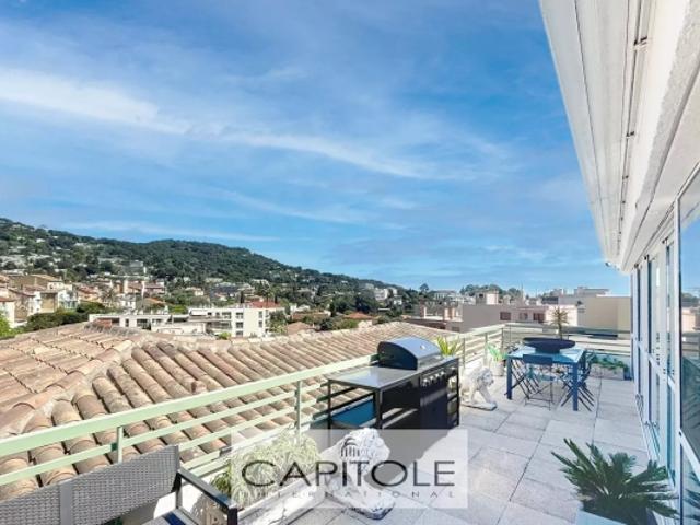 Le Cannet Penthouse en duplex entièrement rénové avec vue panoramique mer et montagnes, terrasses totalisant 140 m², espace de vie avec cheminée, 3 suites, 2 caves et 2 garages