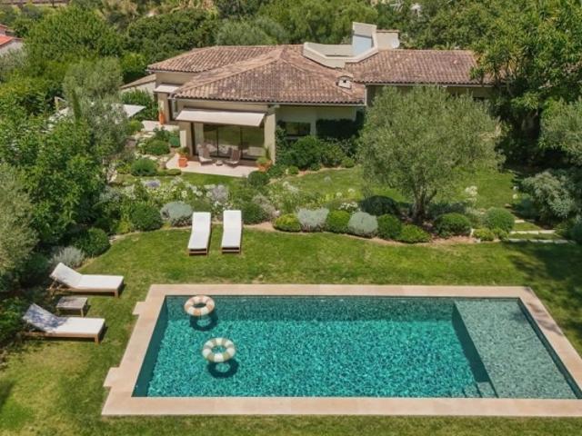 Le Cannet Quartier résidentiel Elégante villa de plain pied avec jardin luxuriant, piscine. Calme absolu