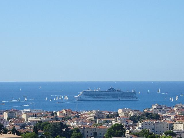 LE CANNET RESIDENTIEL 2P DERNIER ETAGE VUE MER PANORAMIQUE