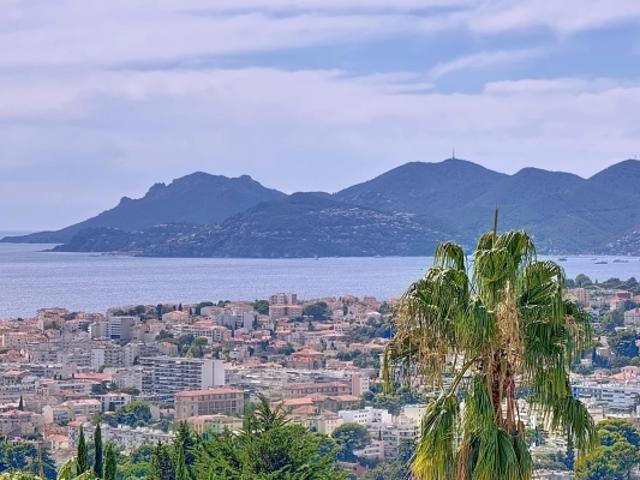 LE CANNET VICTORIA DERNIER ETAGE VUE MER