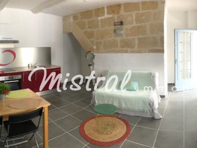 LE CAILAR MAISON DE VILLE 2 PIÈCES LOUÉE MEUBLÉE