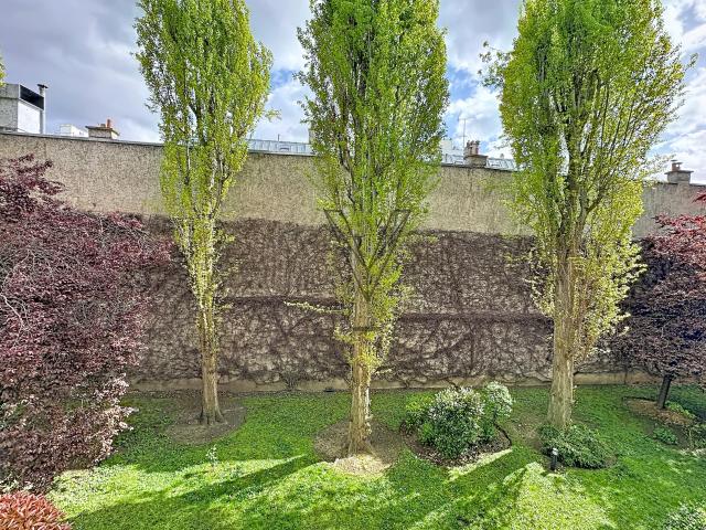 Le calme absolu existe dans le 11ᵉ. avec un balcon. PARIS ST MAUR / ST AMBROISE