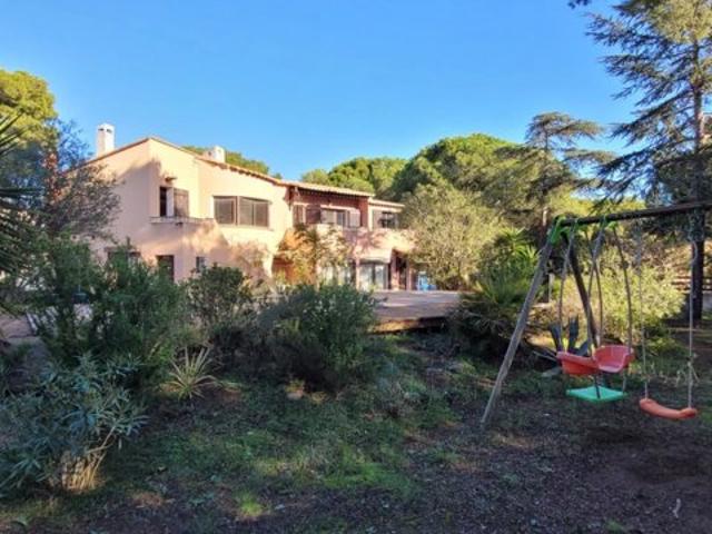 Le Cap d'Agde 34300 Maison à réinventer dans un écrin de verdure sur 1375m² de terrain