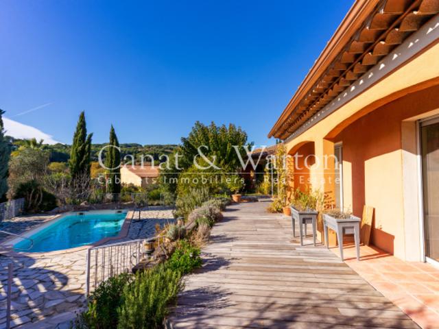 LE CASTELLET Villa de Plain pied avec piscine