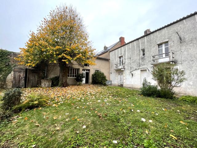 Le Cellier Coeur du bourg Grande maison à rénover