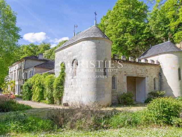 Le Château Éblouissant et Noble Avec des Tours Majestueuses 875m² Agen
