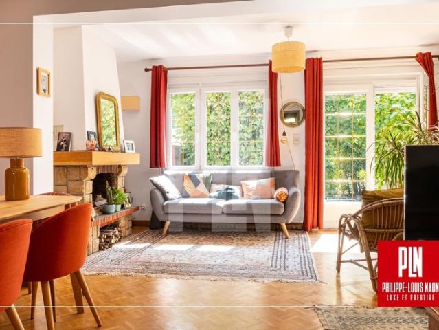 Le charme de la maison de ville… avec un jardin, et garage !