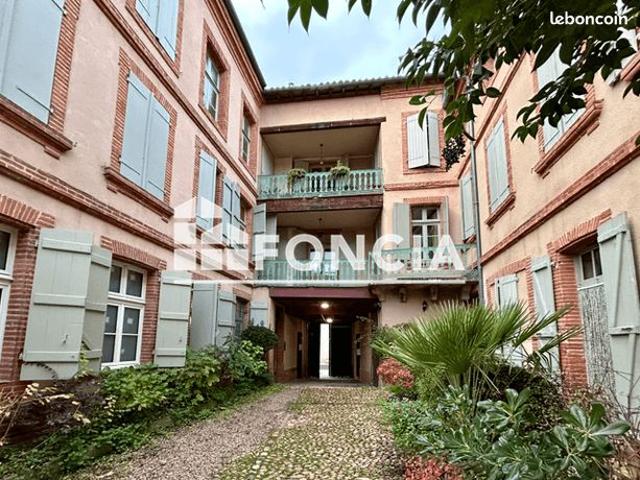Le charme de l'ancien avec cet Appartement proche centre ville avec stationnement privatif et cave