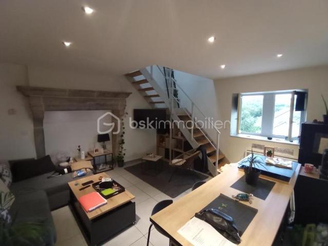 LE CHARME POUR CE SUPERBE APPARTEMENT T2 DUPLEX RECENT AVEC TERRASSE DANS MAISON