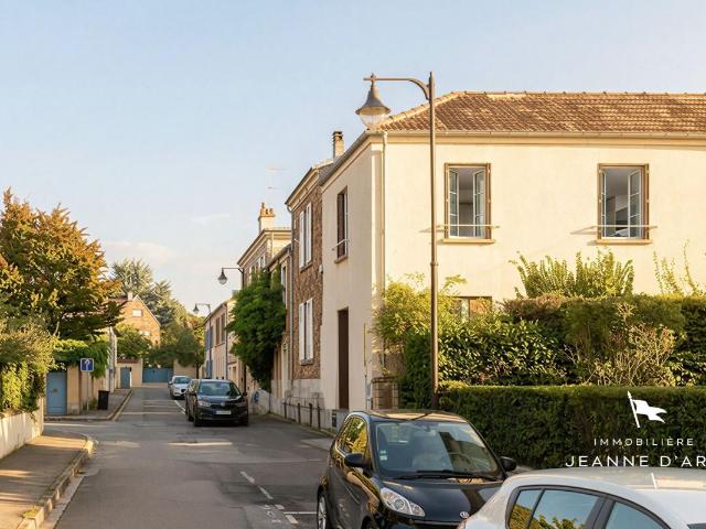 LE CHESNAY – MAISON FAMILIALE 86 M² HABITABLES 121 M² AU SOL – 3 CHAMBRES – SOUS SOL TOTAL – JARDINET
