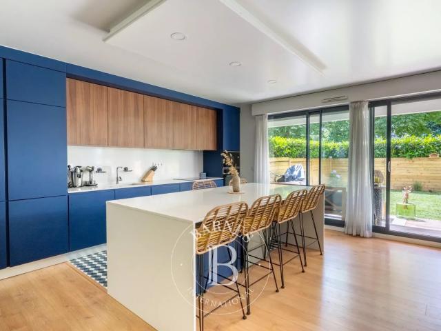 Le Chesnay Les Comtesses résidence moderne proche du Centre Commercial Westfield Rez de jardin de 90m² avec jardin 60 m² état exceptionnel 2 chambres et un bureau 2 salles de bain