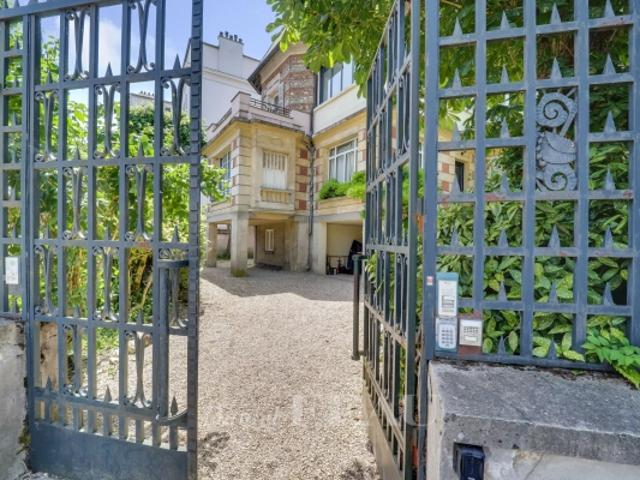 LE CHESNAY Plateau Saint Antoine Duplex familial de 218 m²